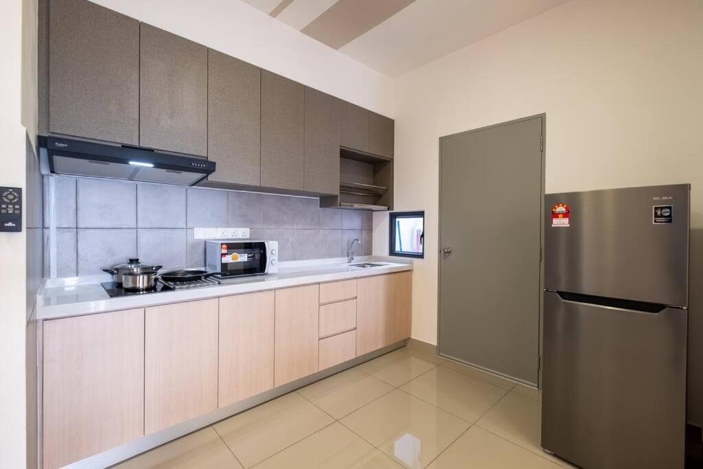 Autumn 4BR MRT InfinityPool MVertica 9pax中文房东