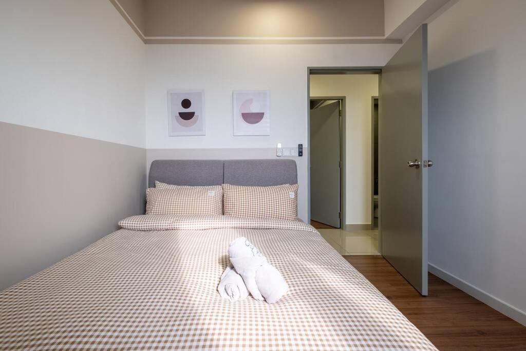 Autumn 4BR MRT InfinityPool MVertica 9pax中文房东