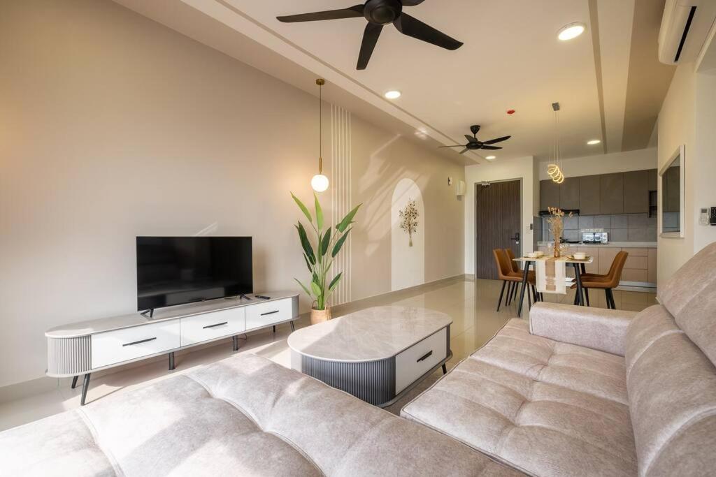 Autumn 4BR MRT InfinityPool MVertica 9pax中文房东