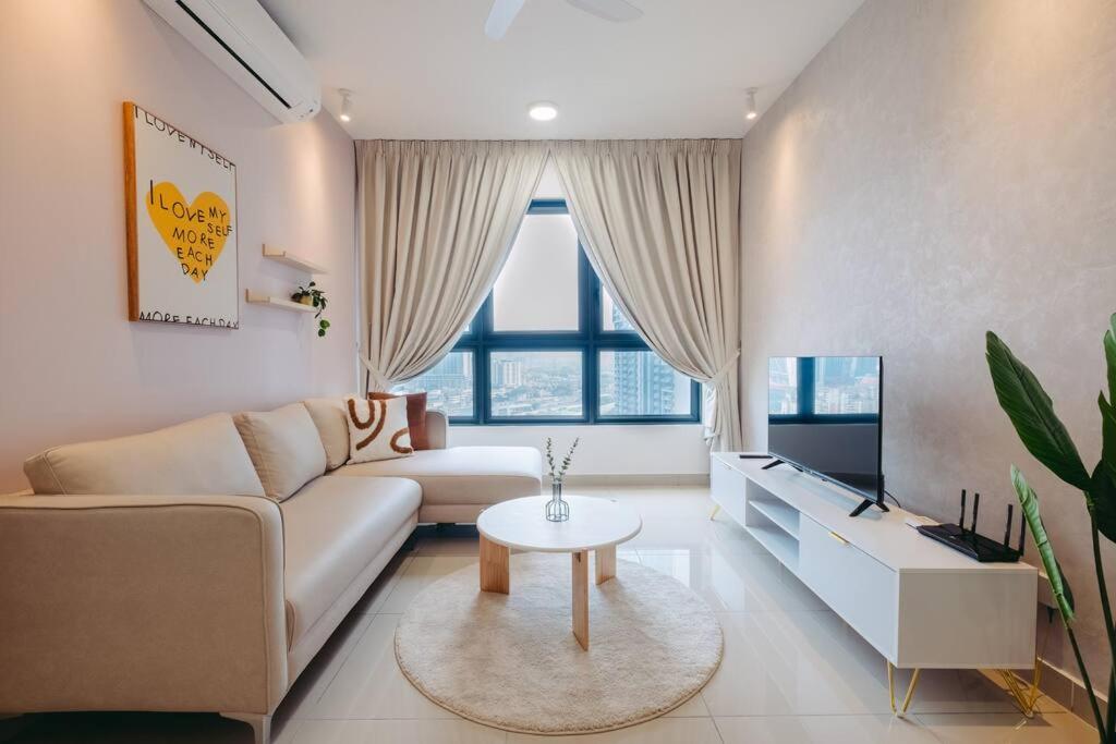 Enchanted Stays near MRT AEON Sunway Velocity Mall