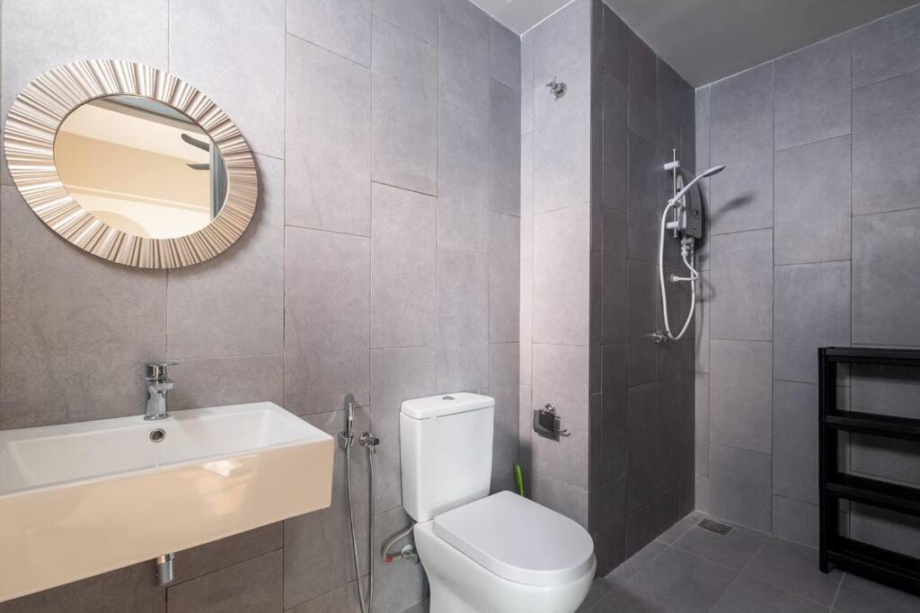 Autumn 4BR MRT InfinityPool MVertica 9pax中文房东