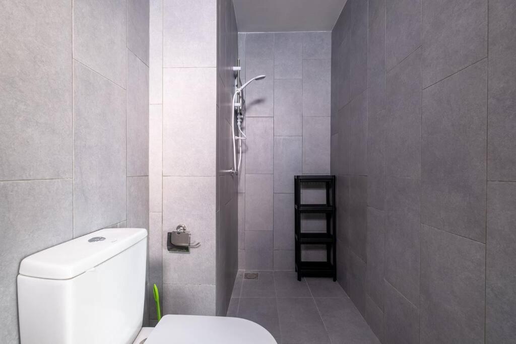 Autumn 4BR MRT InfinityPool MVertica 9pax中文房东