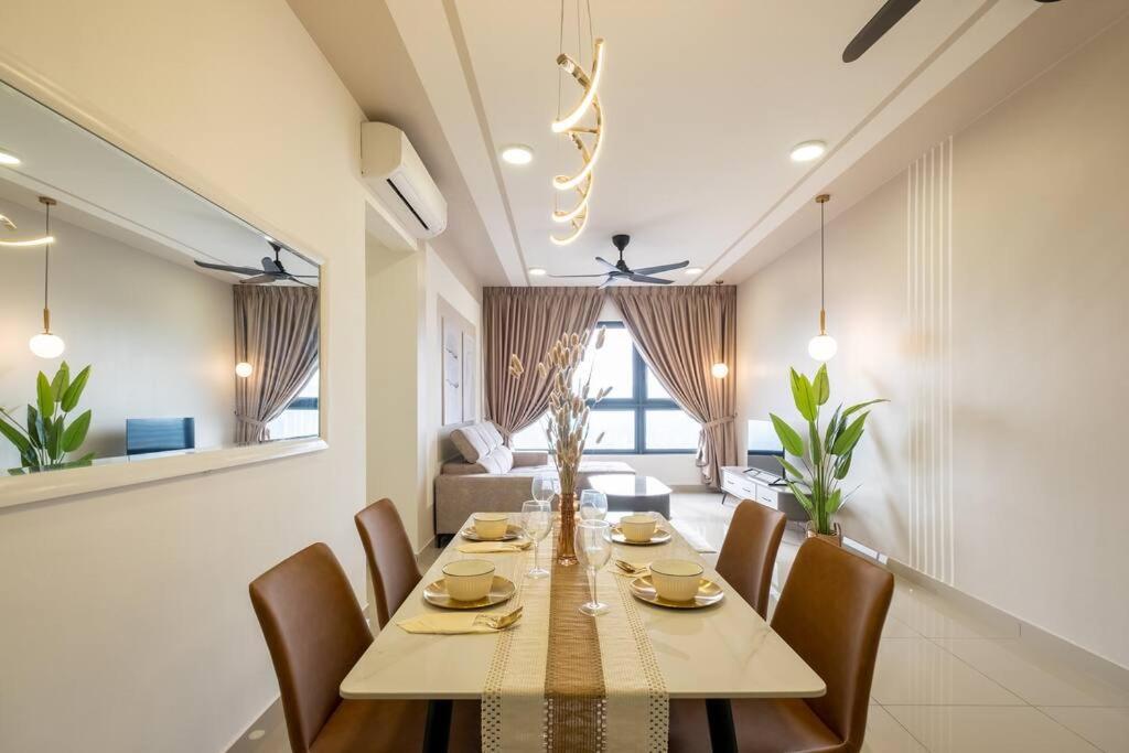 Autumn 4BR MRT InfinityPool MVertica 9pax中文房东