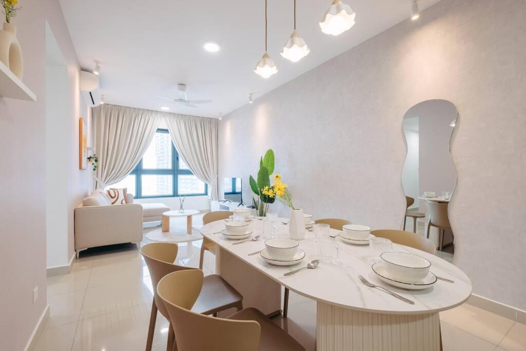 Enchanted Stays near MRT AEON Sunway Velocity Mall