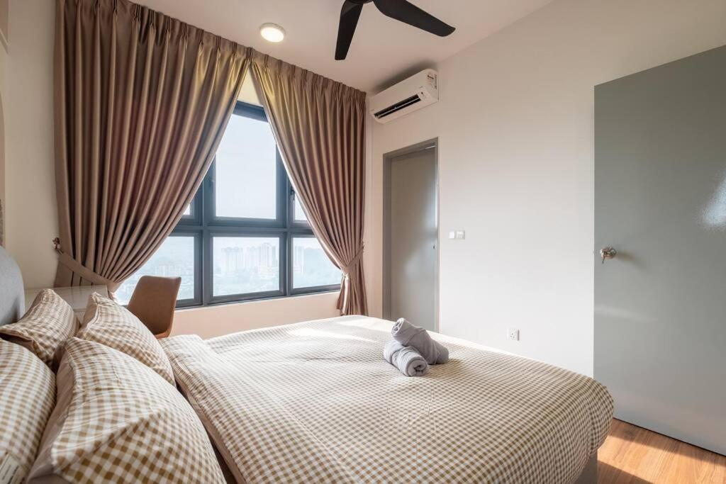 Autumn 4BR MRT InfinityPool MVertica 9pax中文房东