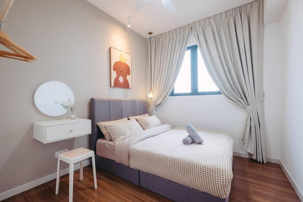 Enchanted Stays near MRT AEON Sunway Velocity Mall
