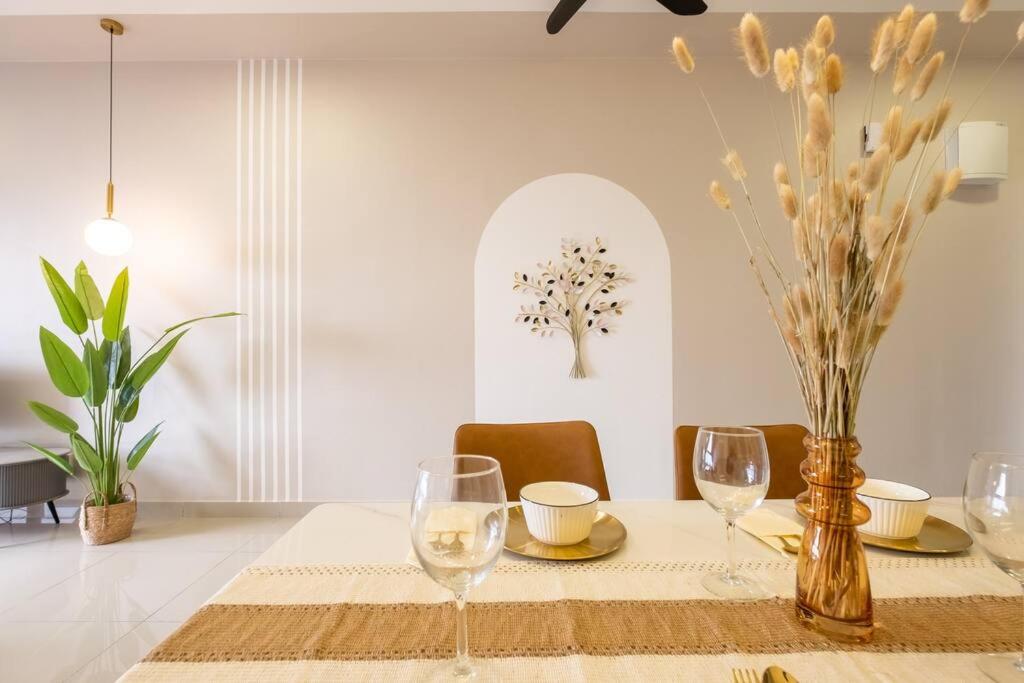 Autumn 4BR MRT InfinityPool MVertica 9pax中文房东