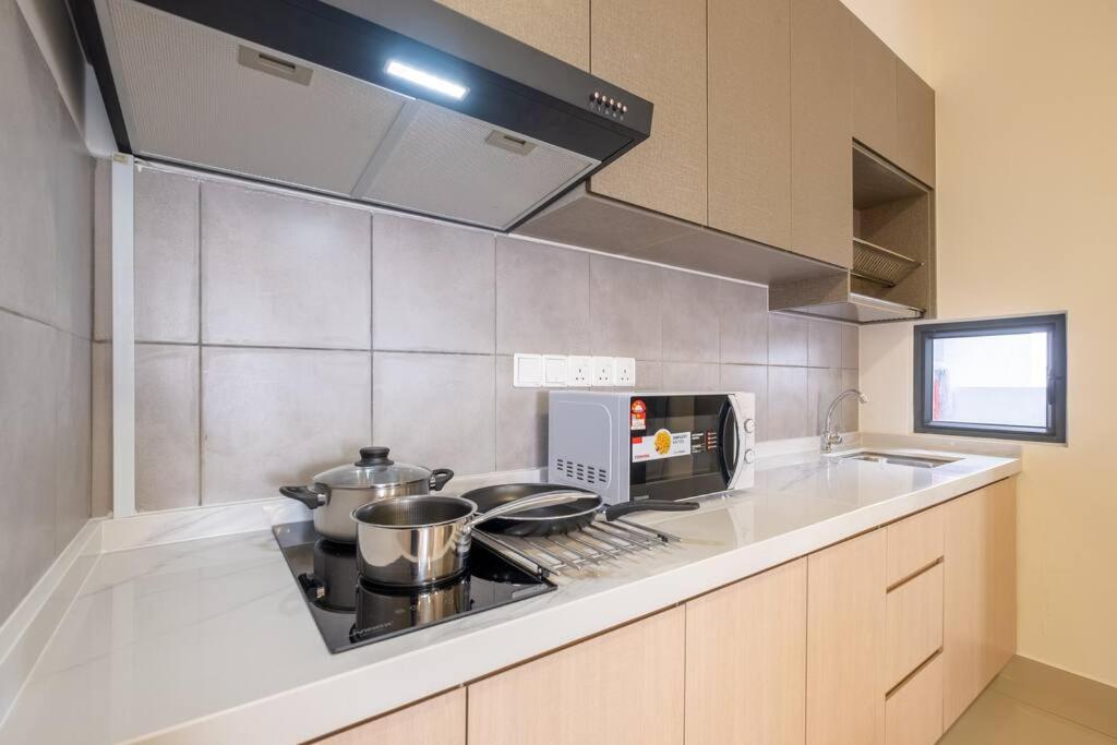 Autumn 4BR MRT InfinityPool MVertica 9pax中文房东