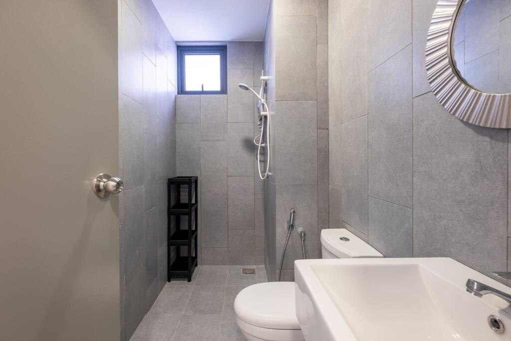 Autumn 4BR MRT InfinityPool MVertica 9pax中文房东