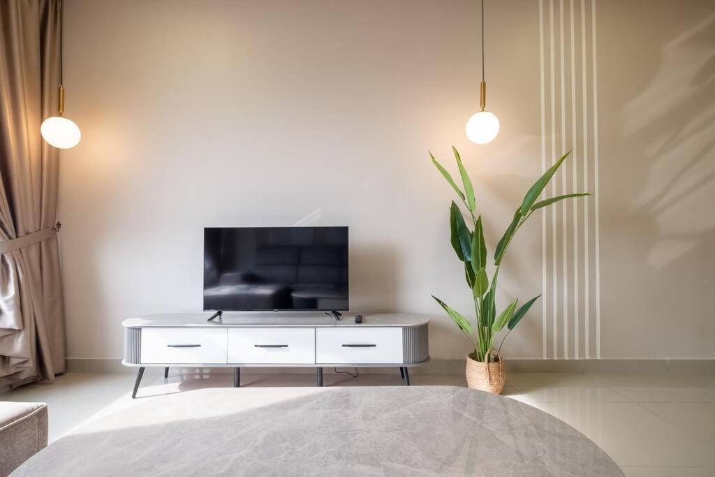 Autumn 4BR MRT InfinityPool MVertica 9pax中文房东