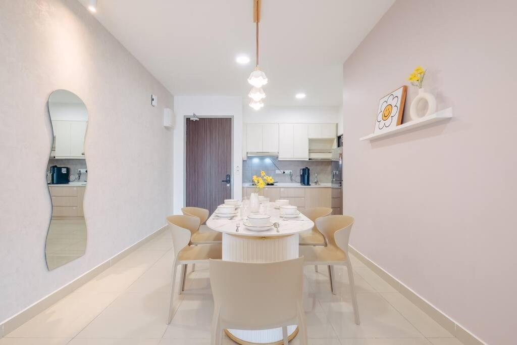 Enchanted Stays near MRT AEON Sunway Velocity Mall