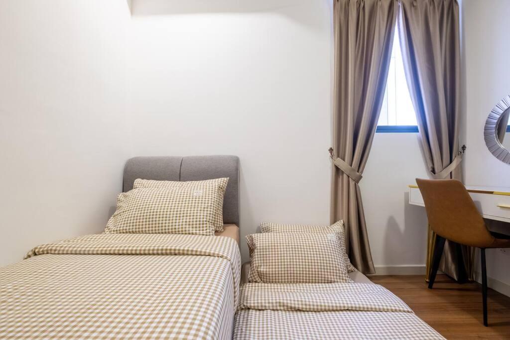 Autumn 4BR MRT InfinityPool MVertica 9pax中文房东