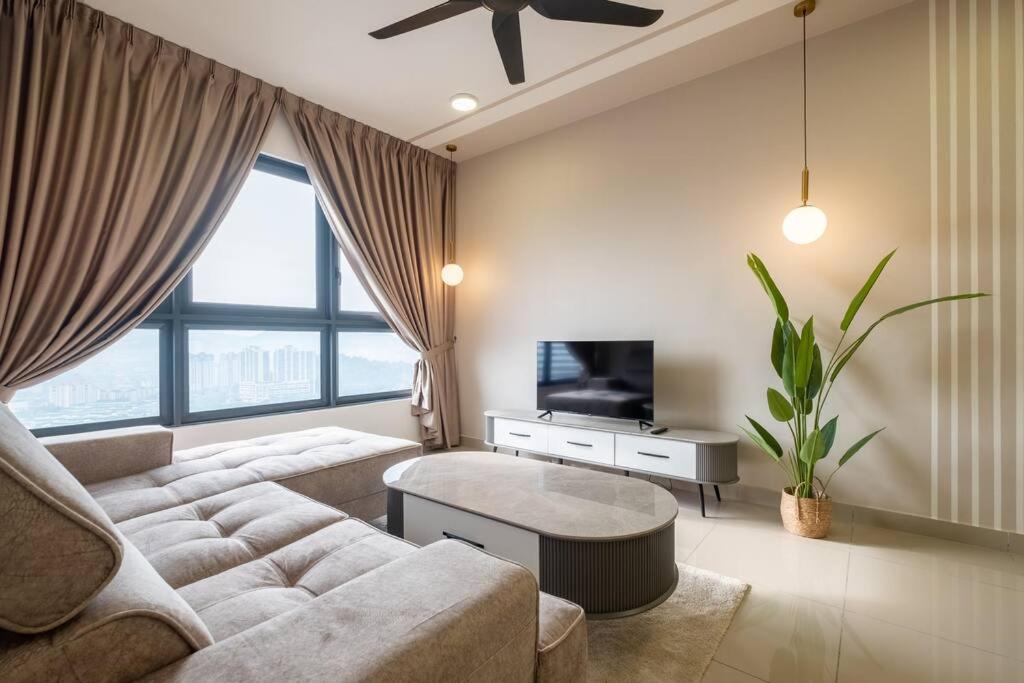 Autumn 4BR MRT InfinityPool MVertica 9pax中文房东