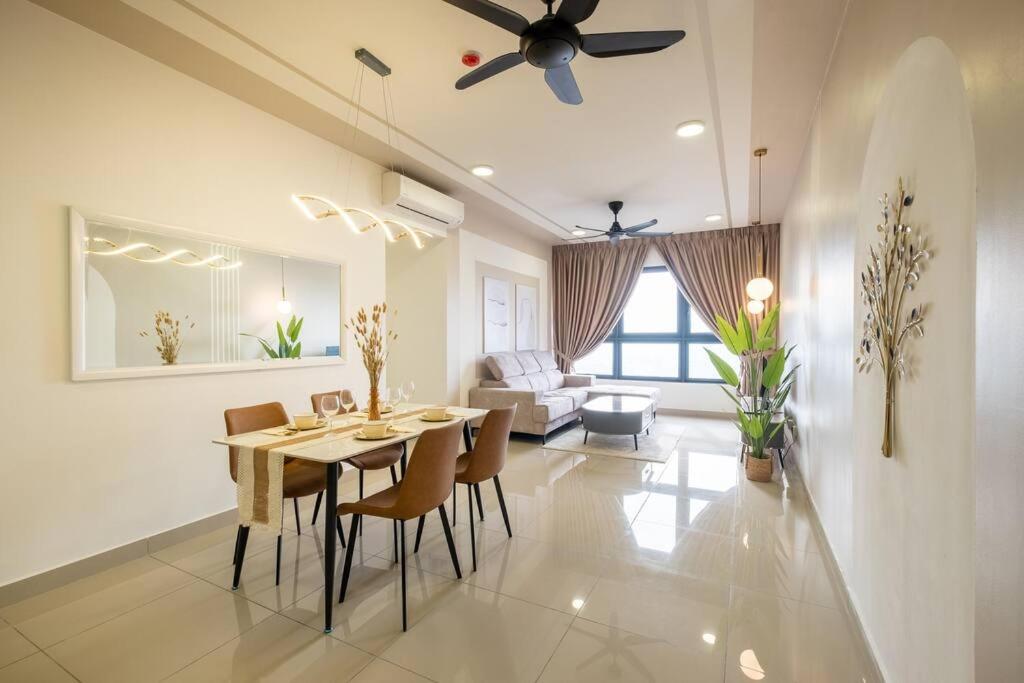 Autumn 4BR MRT InfinityPool MVertica 9pax中文房东