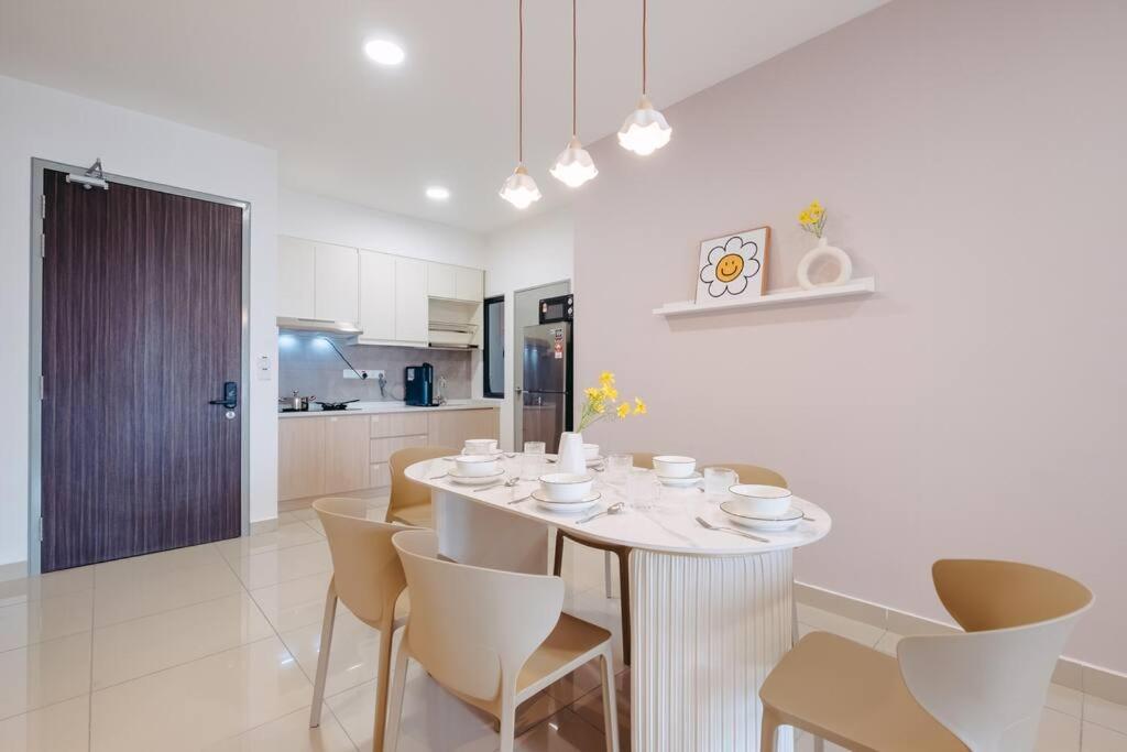 Enchanted Stays near MRT AEON Sunway Velocity Mall