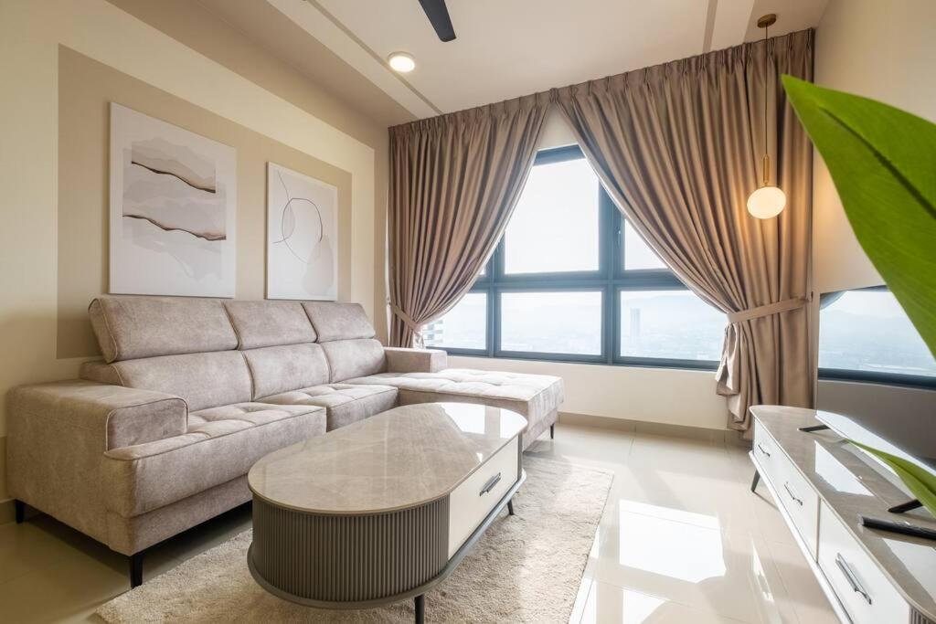 Autumn 4BR MRT InfinityPool MVertica 9pax中文房东