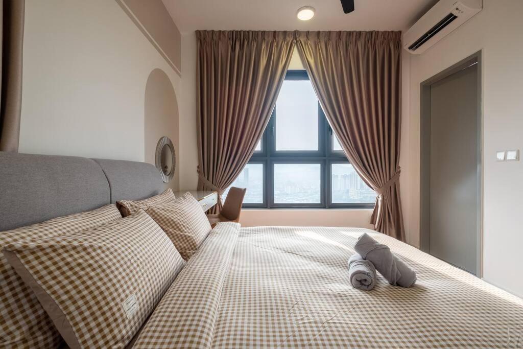 Autumn 4BR MRT InfinityPool MVertica 9pax中文房东