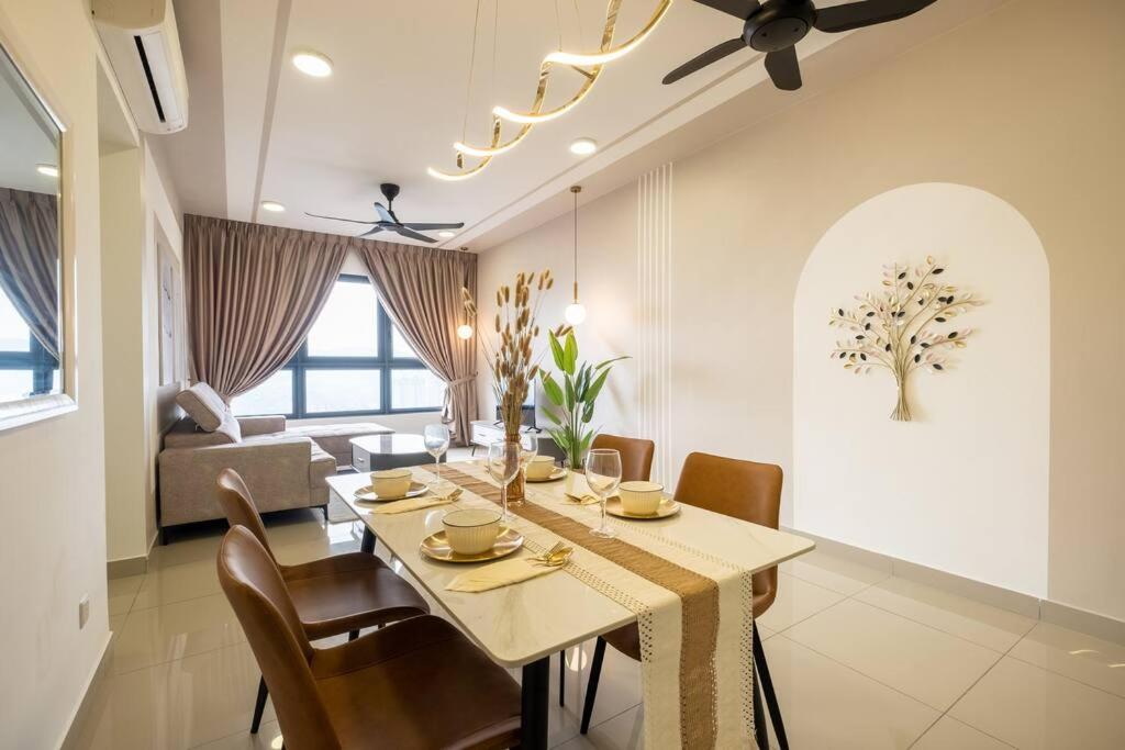 Autumn 4BR MRT InfinityPool MVertica 9pax中文房东