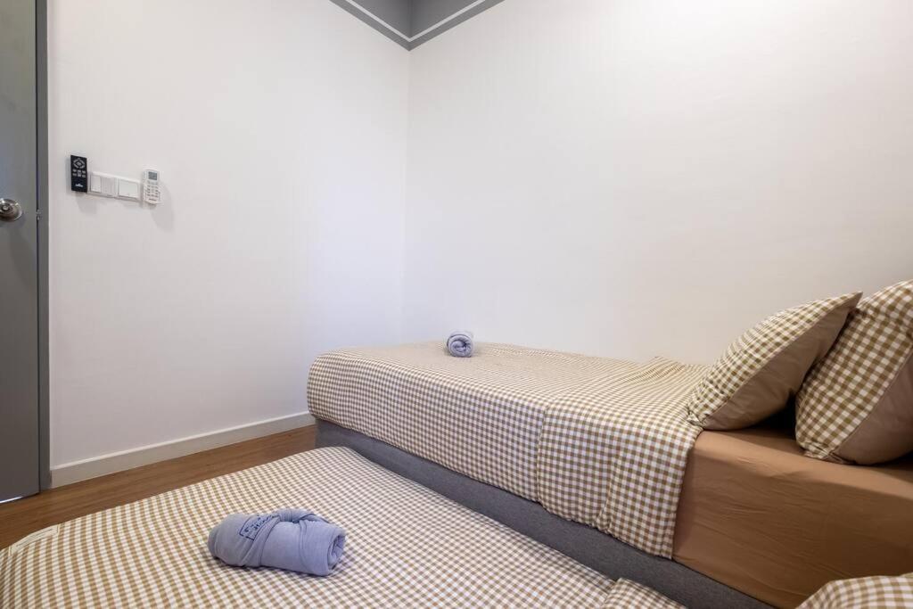 Autumn 4BR MRT InfinityPool MVertica 9pax中文房东