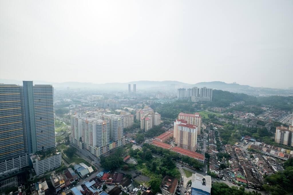 Autumn 4BR MRT InfinityPool MVertica 9pax中文房东