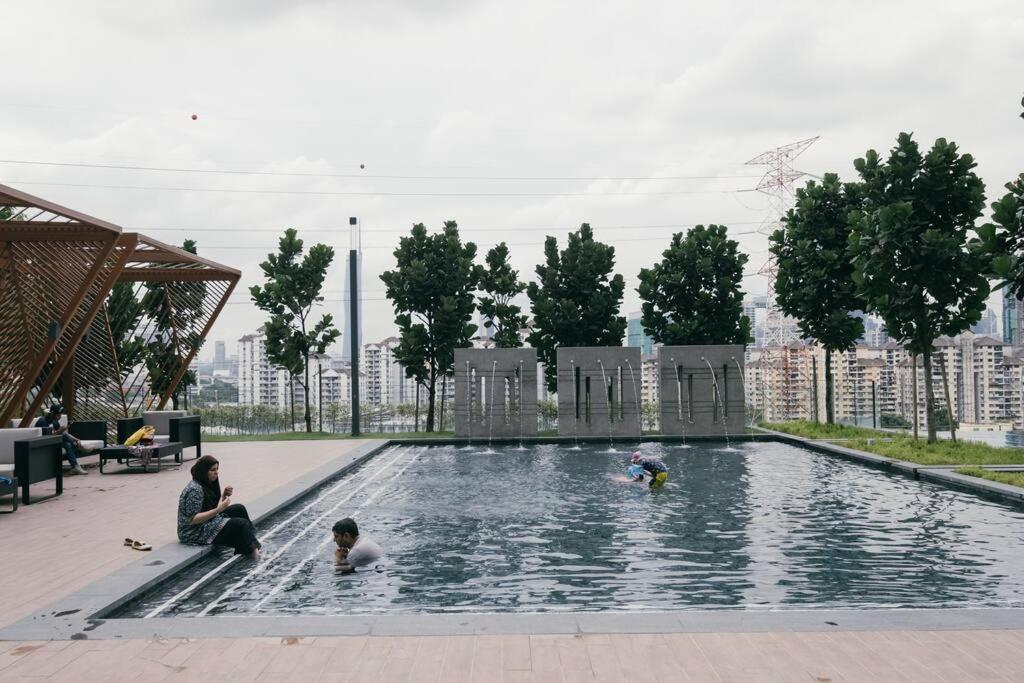 Autumn 4BR MRT InfinityPool MVertica 9pax中文房东