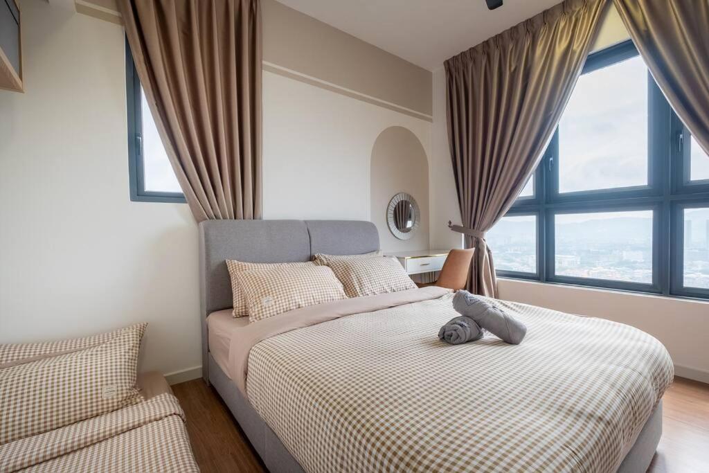 Autumn 4BR MRT InfinityPool MVertica 9pax中文房东