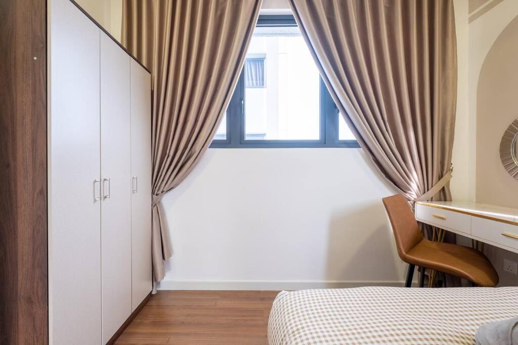 Autumn 4BR MRT InfinityPool MVertica 9pax中文房东