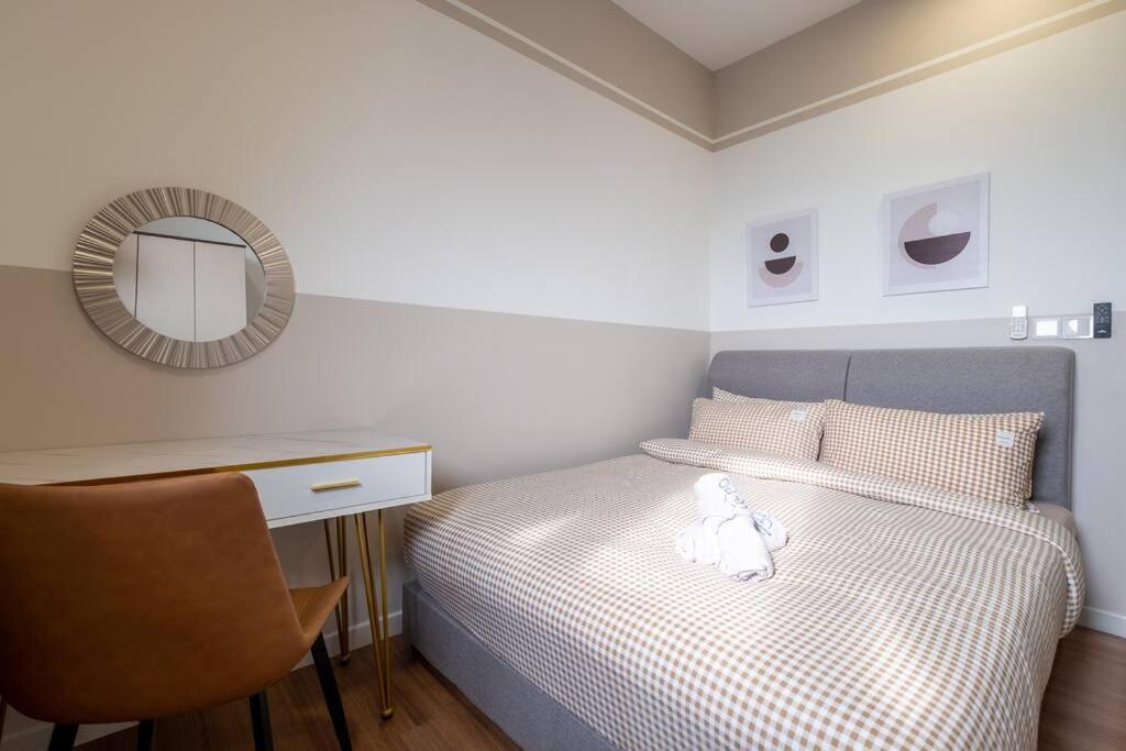Autumn 4BR MRT InfinityPool MVertica 9pax中文房东