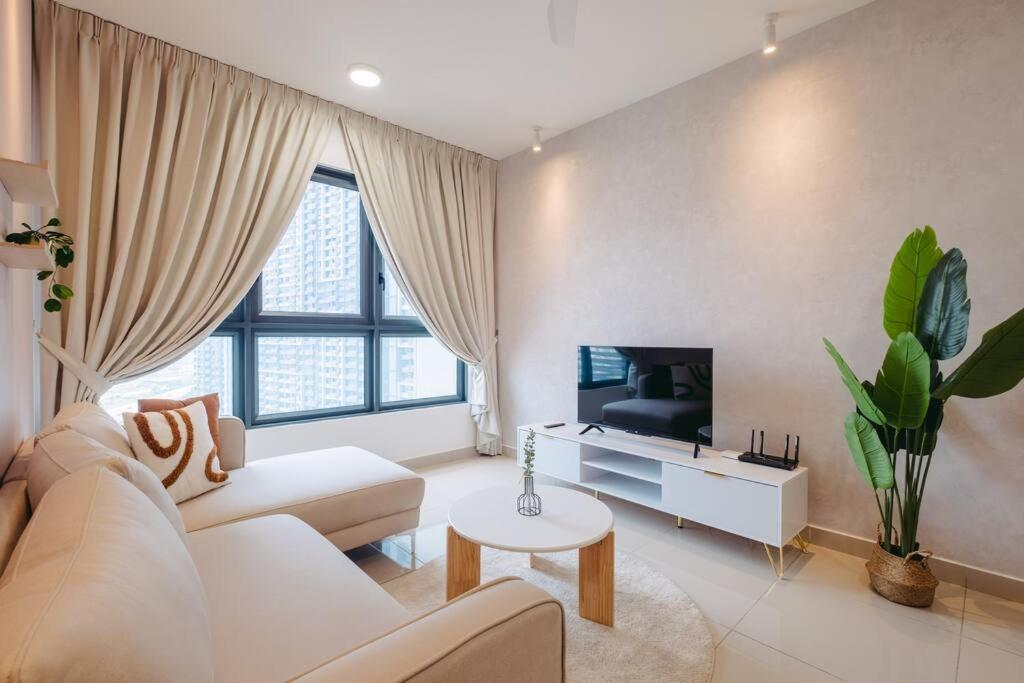 Enchanted Stays near MRT AEON Sunway Velocity Mall