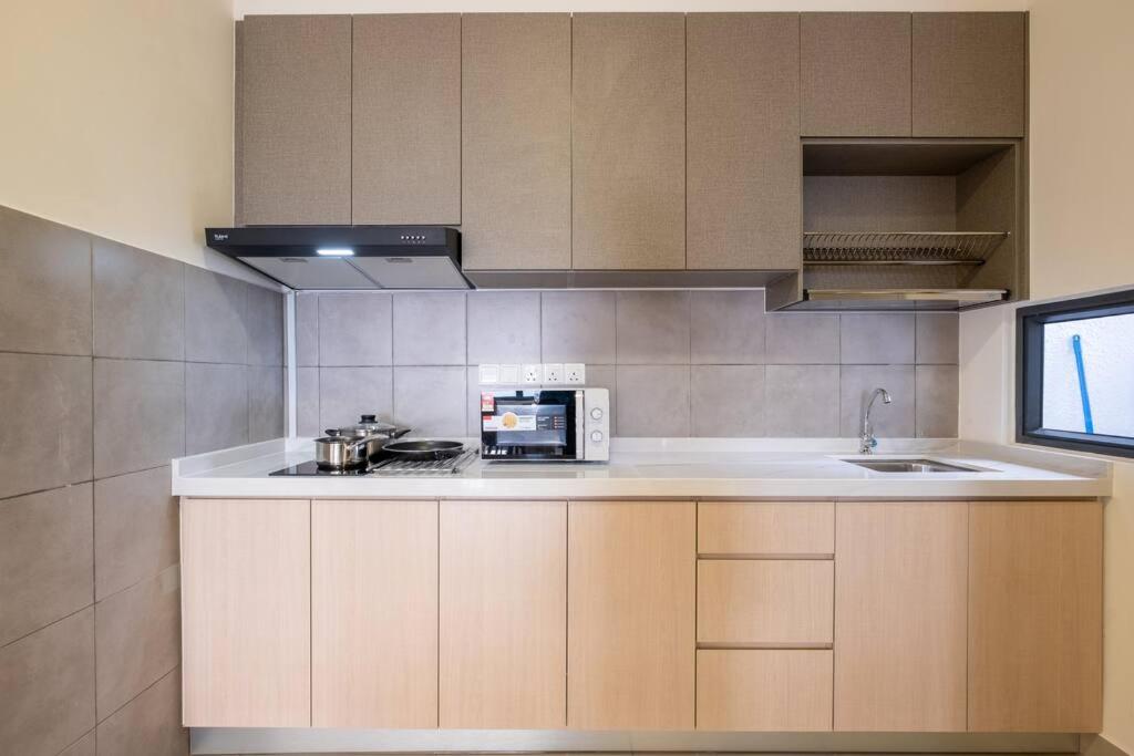 Autumn 4BR MRT InfinityPool MVertica 9pax中文房东