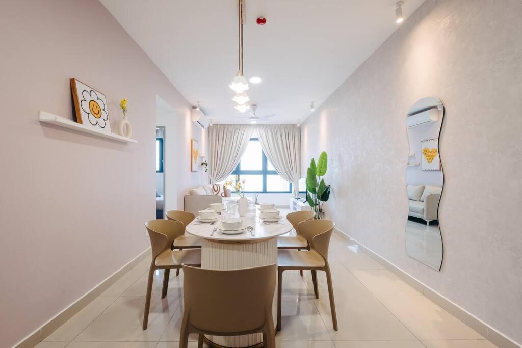 Enchanted Stays near MRT AEON Sunway Velocity Mall