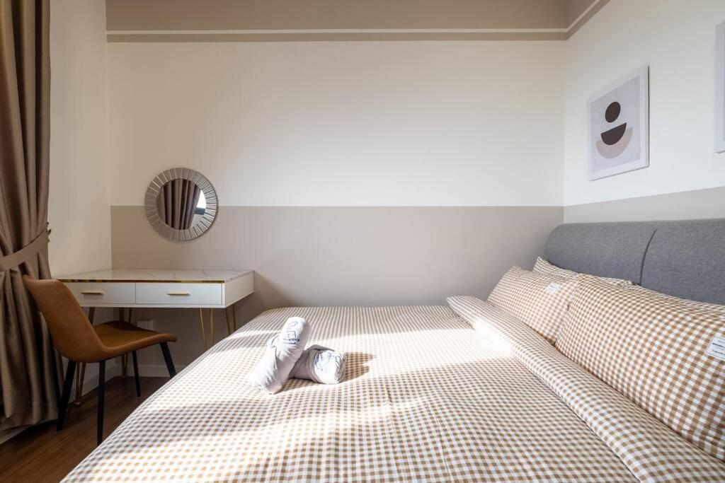 Autumn 4BR MRT InfinityPool MVertica 9pax中文房东