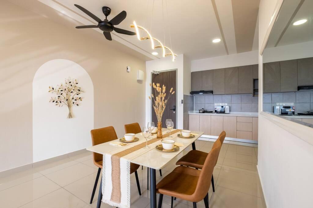 Autumn 4BR MRT InfinityPool MVertica 9pax中文房东