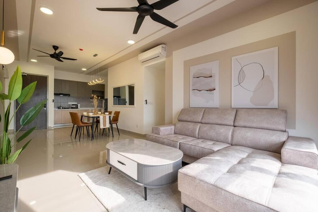 Autumn 4BR MRT InfinityPool MVertica 9pax中文房东