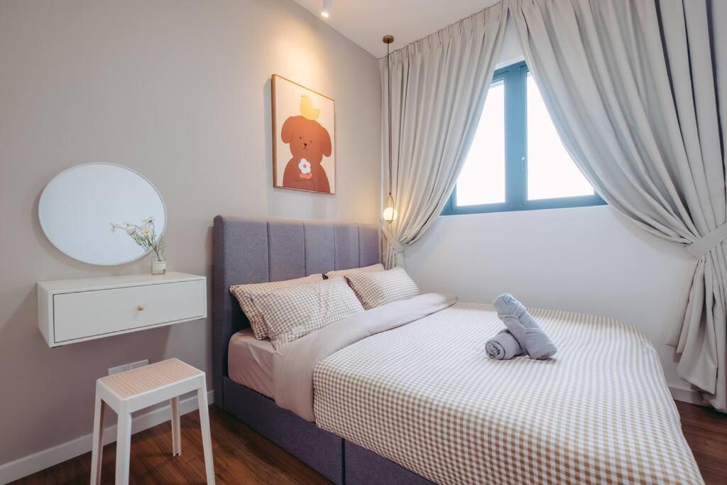 Enchanted Stays near MRT AEON Sunway Velocity Mall