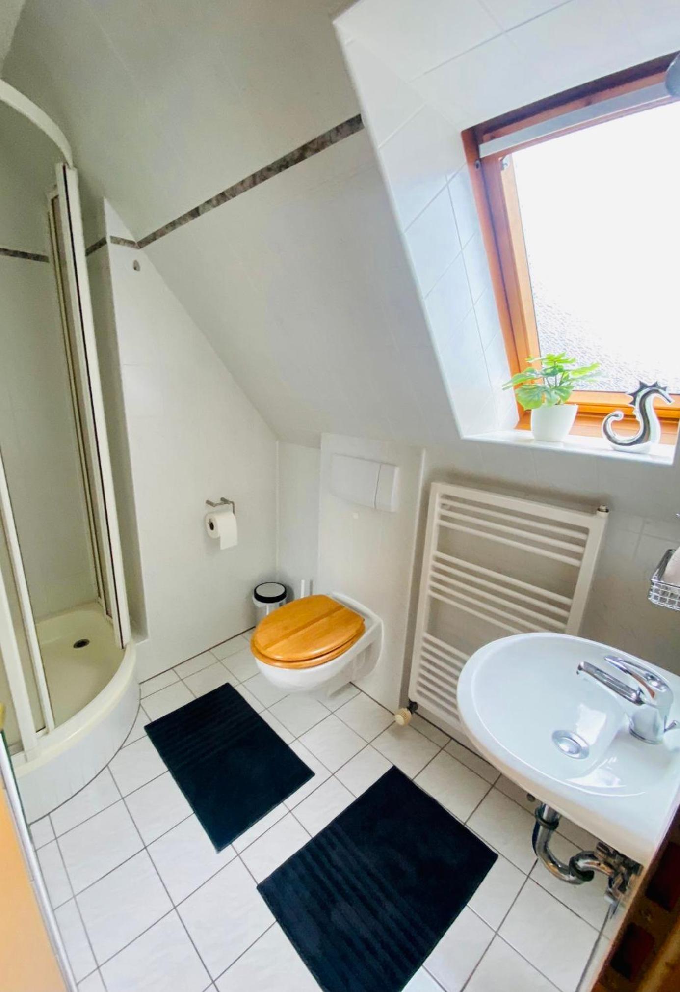 KAPITÄNS HUS - traditionelles Reethaus strandnah, Sauna, großer Garten, PKW-Stellplätze