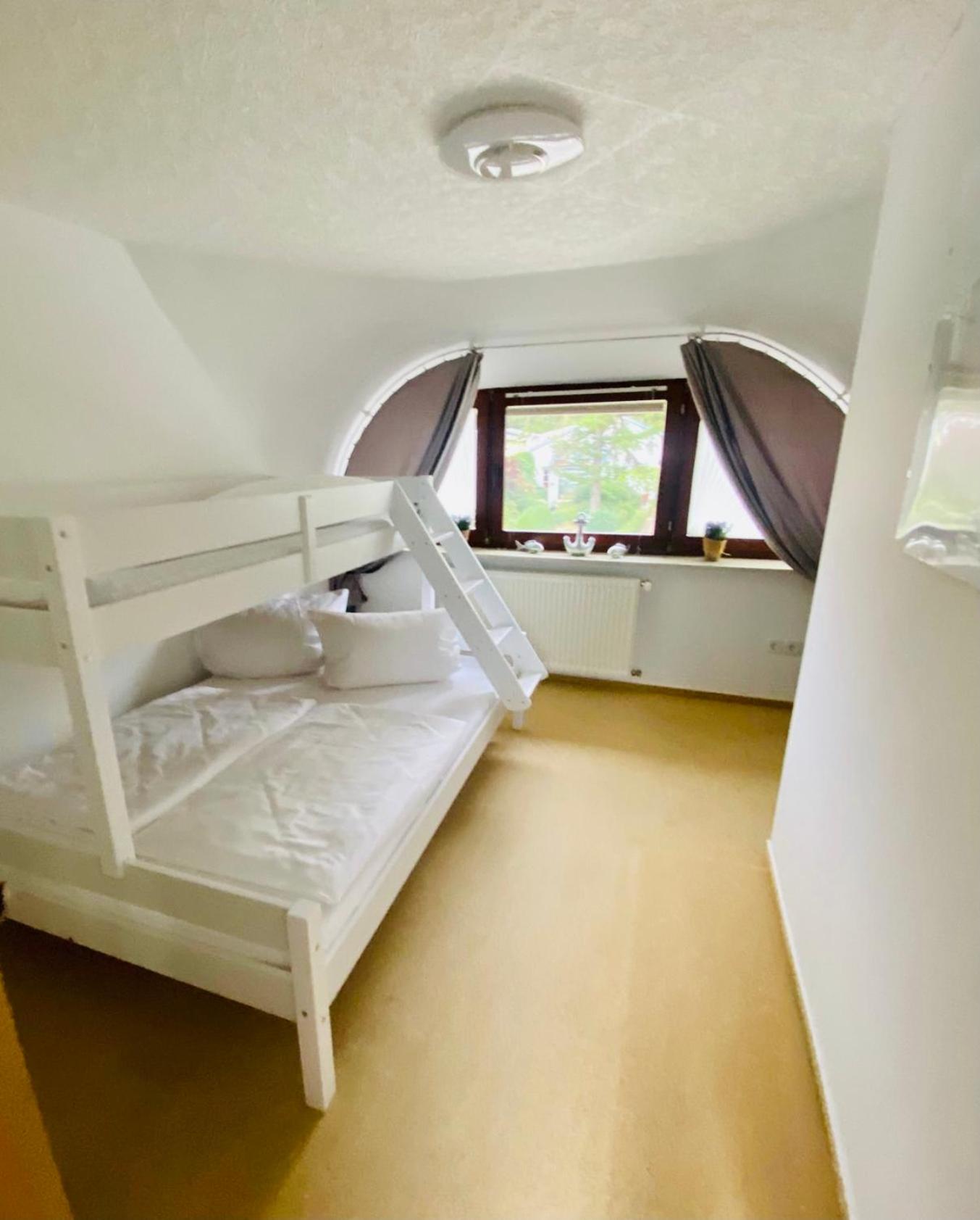 KAPITÄNS HUS - traditionelles Reethaus strandnah, Sauna, großer Garten, PKW-Stellplätze