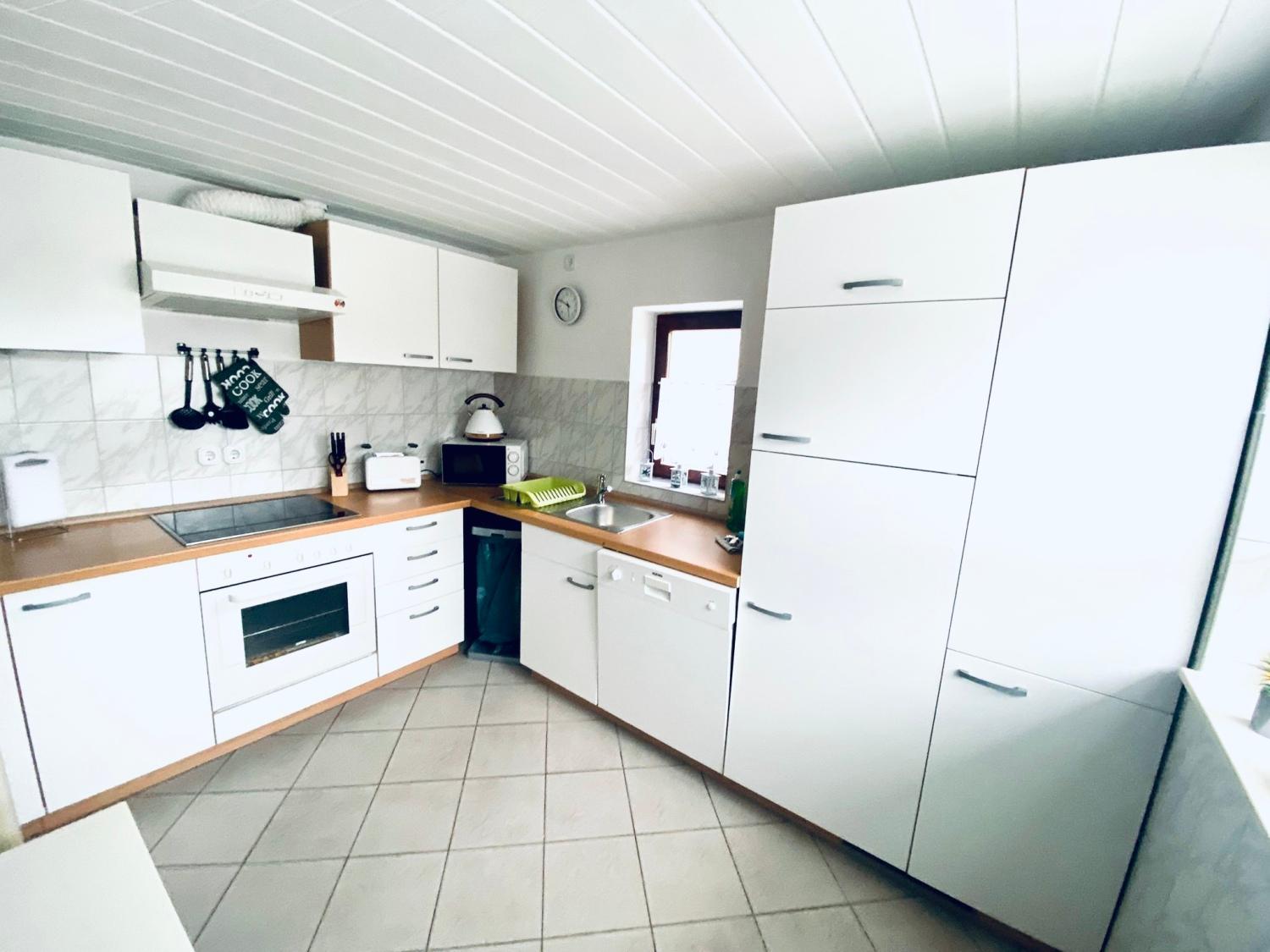 KAPITÄNS HUS - traditionelles Reethaus strandnah, Sauna, großer Garten, PKW-Stellplätze