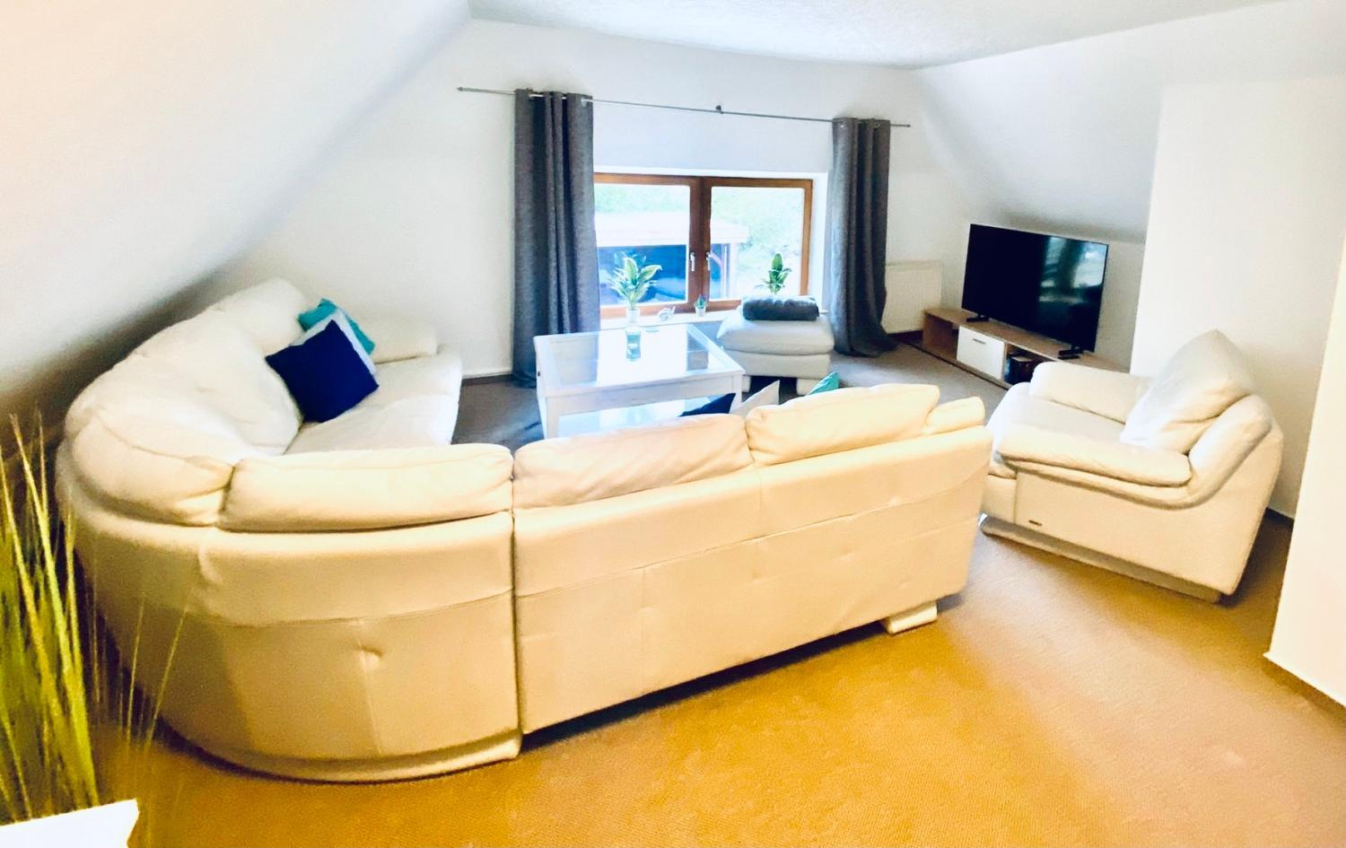 KAPITÄNS HUS - traditionelles Reethaus strandnah, Sauna, großer Garten, PKW-Stellplätze