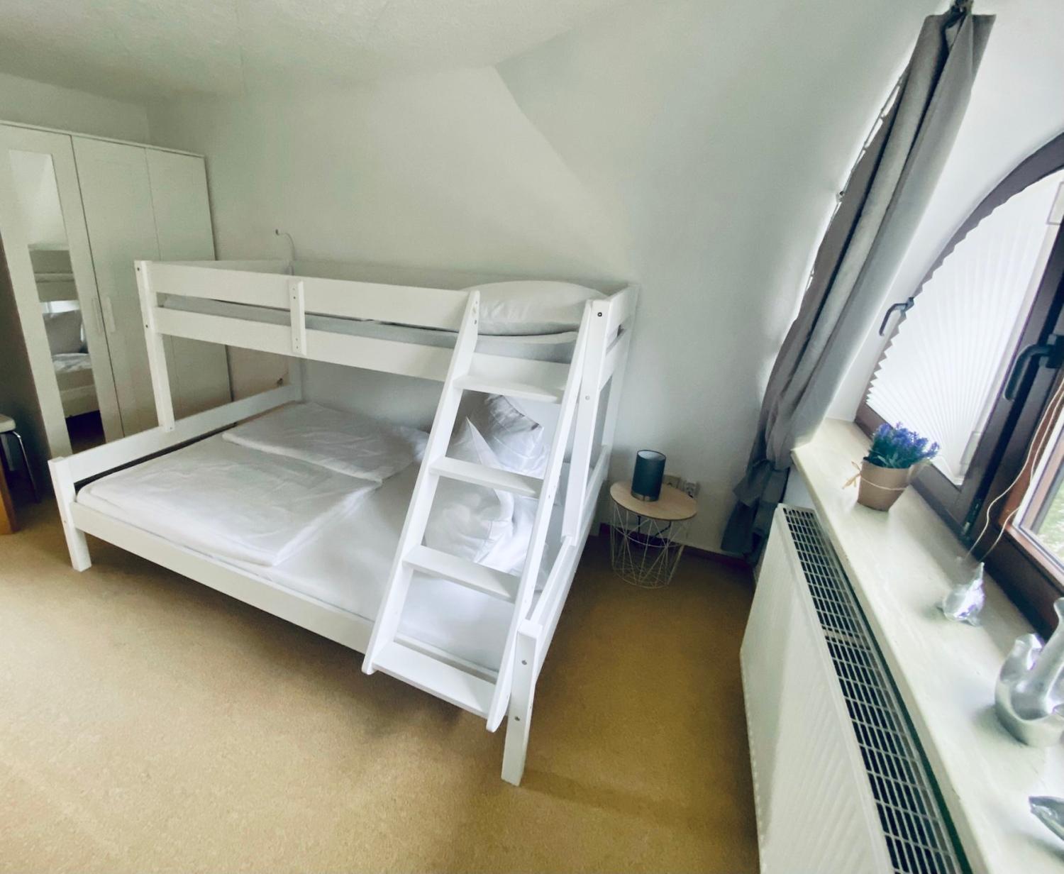 KAPITÄNS HUS - traditionelles Reethaus strandnah, Sauna, großer Garten, PKW-Stellplätze