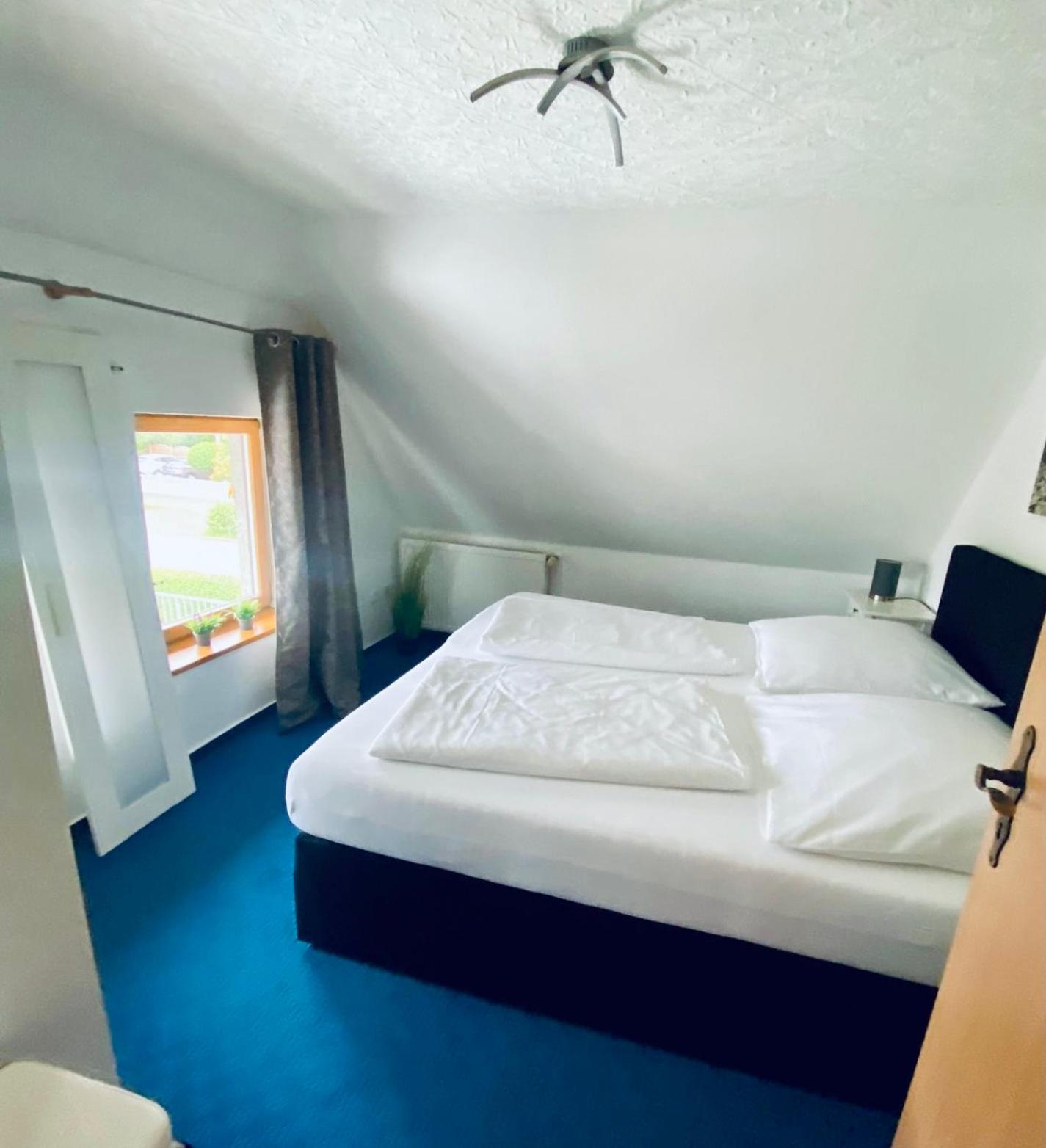 KAPITÄNS HUS - traditionelles Reethaus strandnah, Sauna, großer Garten, PKW-Stellplätze
