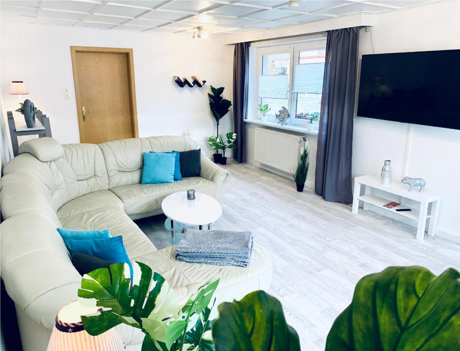 KAPITÄNS HUS - traditionelles Reethaus strandnah, Sauna, großer Garten, PKW-Stellplätze