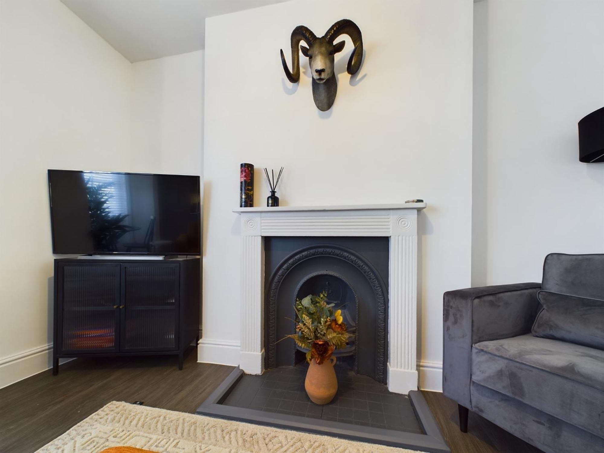 Stylish SunningEnd 1-Bed Apartment in Town Centre with Parking view 4