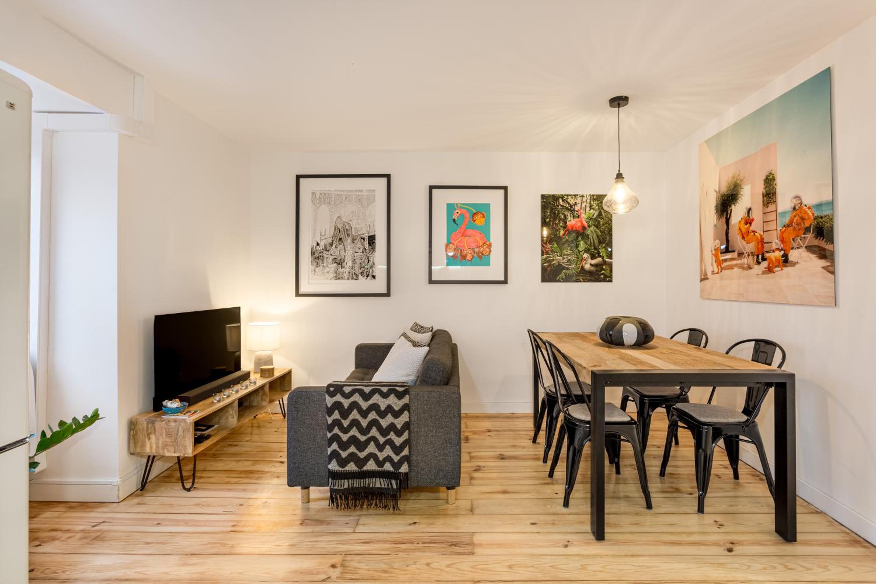 JOIVY Bohemian flat with study near the centre view 2