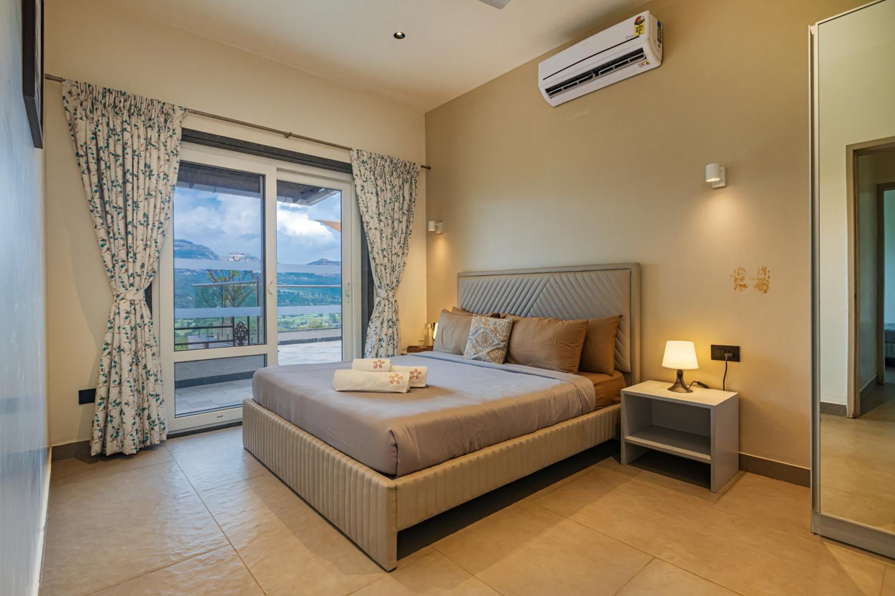 SaffronStays Kaleidoscope, 4BR heated pool villa in Mulshi