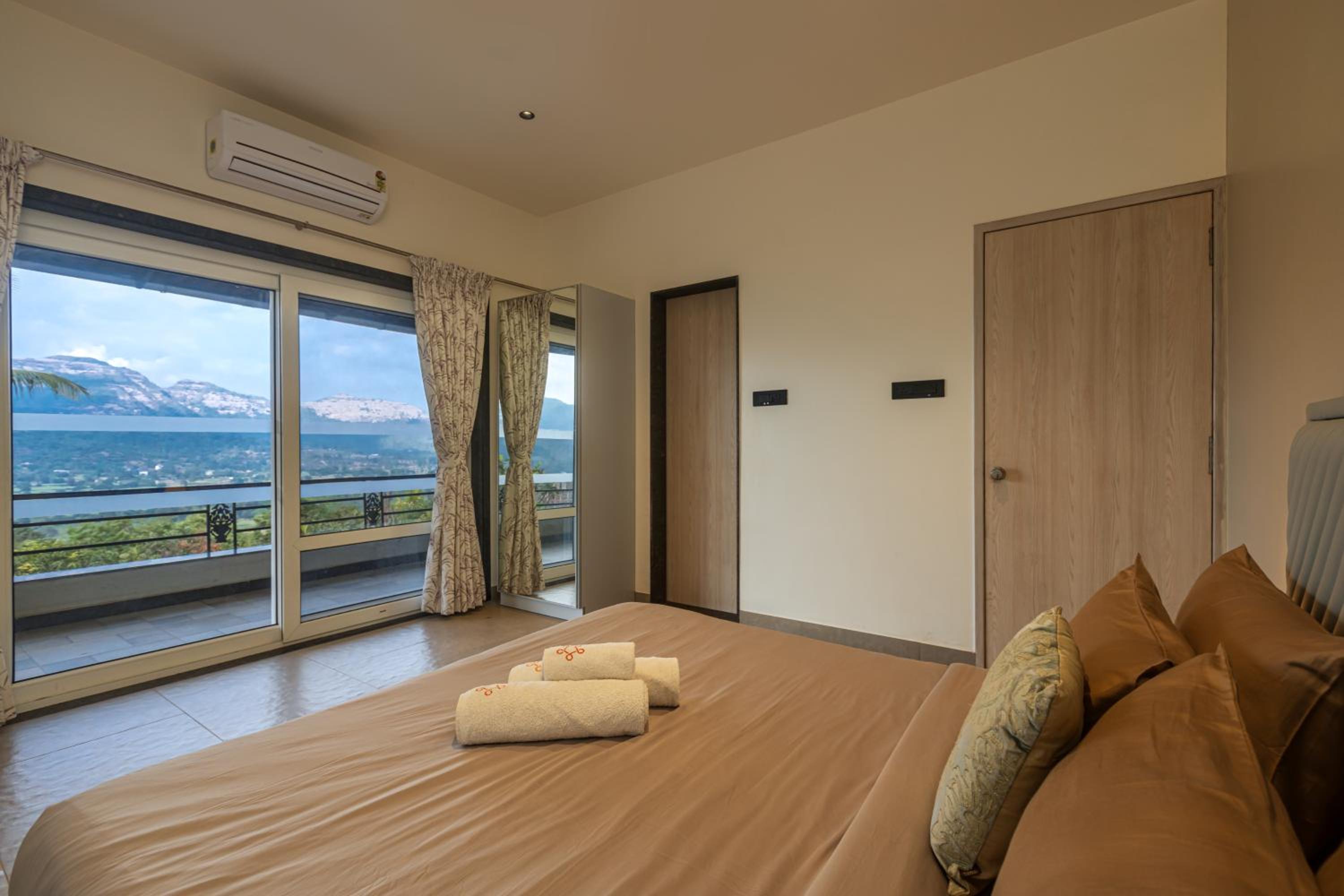 SaffronStays Kaleidoscope, 4BR heated pool villa in Mulshi