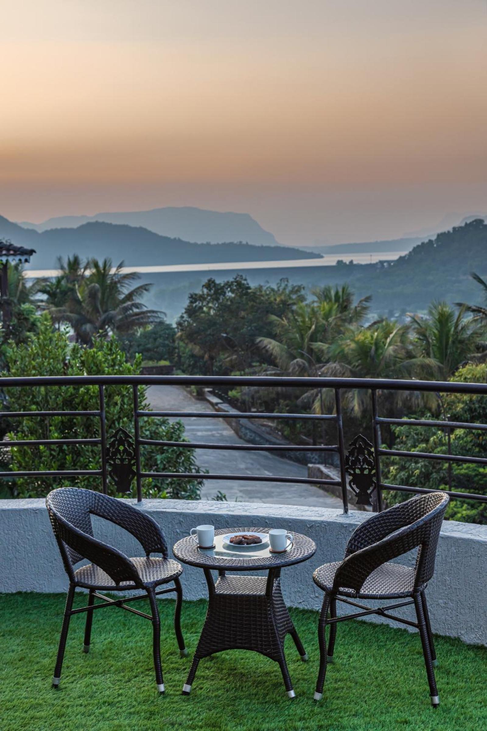 SaffronStays Kaleidoscope, 4BR heated pool villa in Mulshi