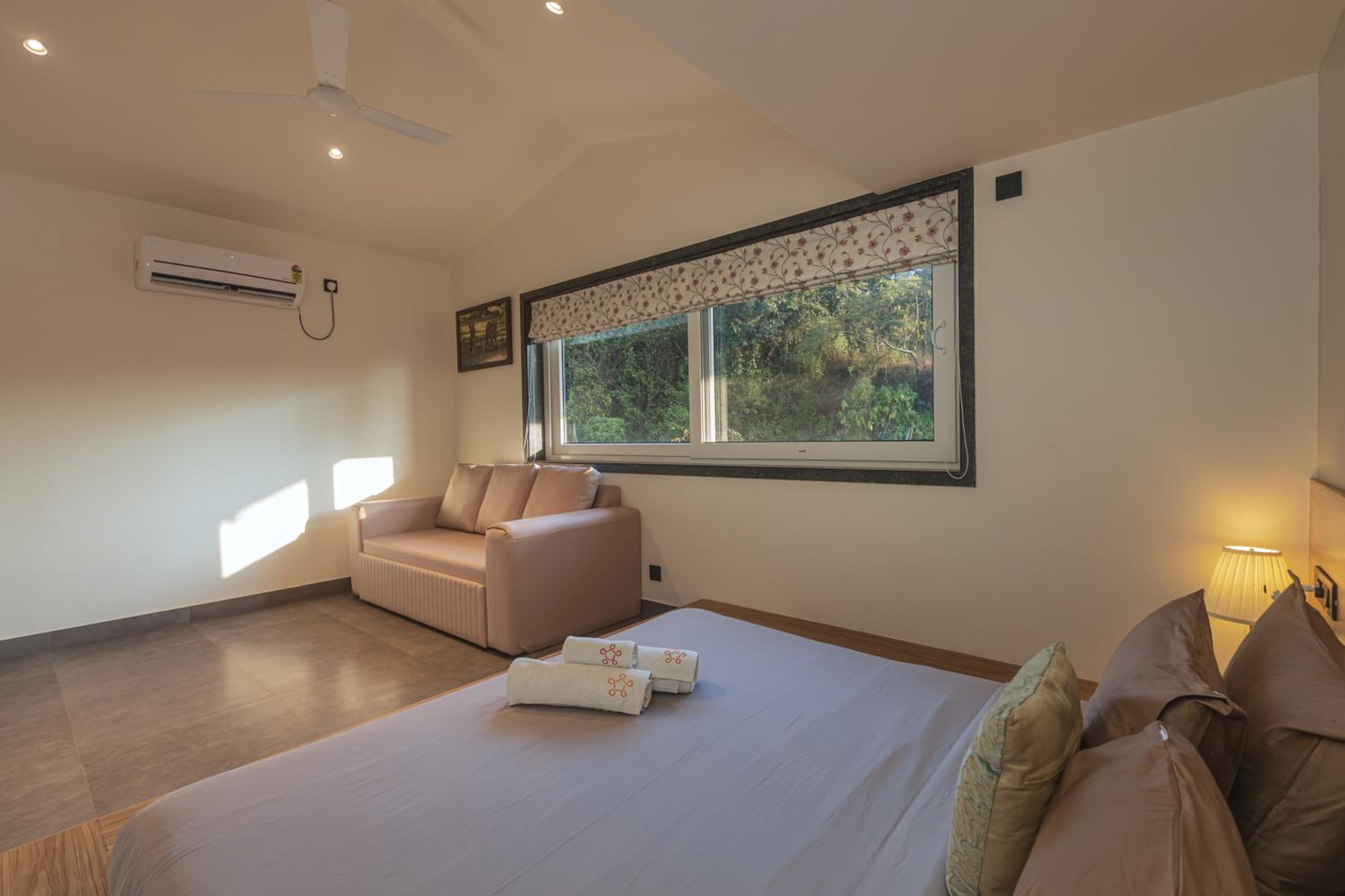 SaffronStays Kaleidoscope, 4BR heated pool villa in Mulshi
