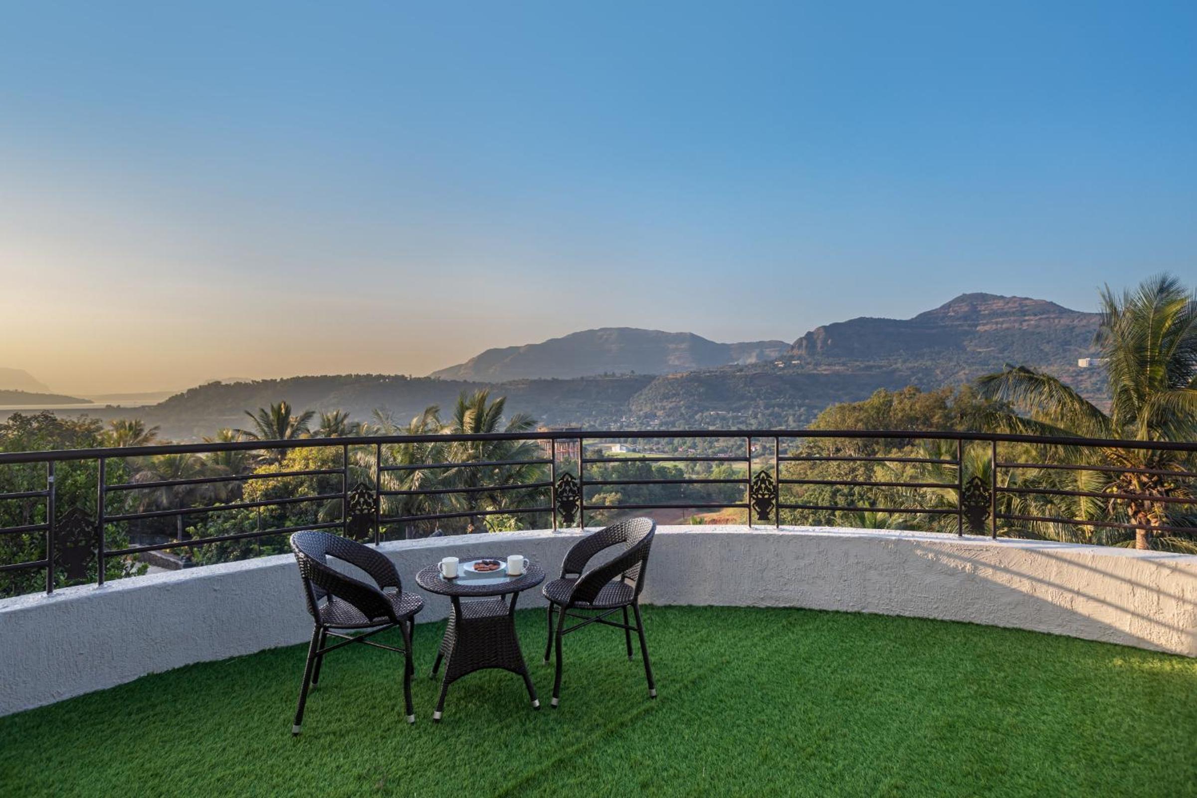 SaffronStays Kaleidoscope, 4BR heated pool villa in Mulshi