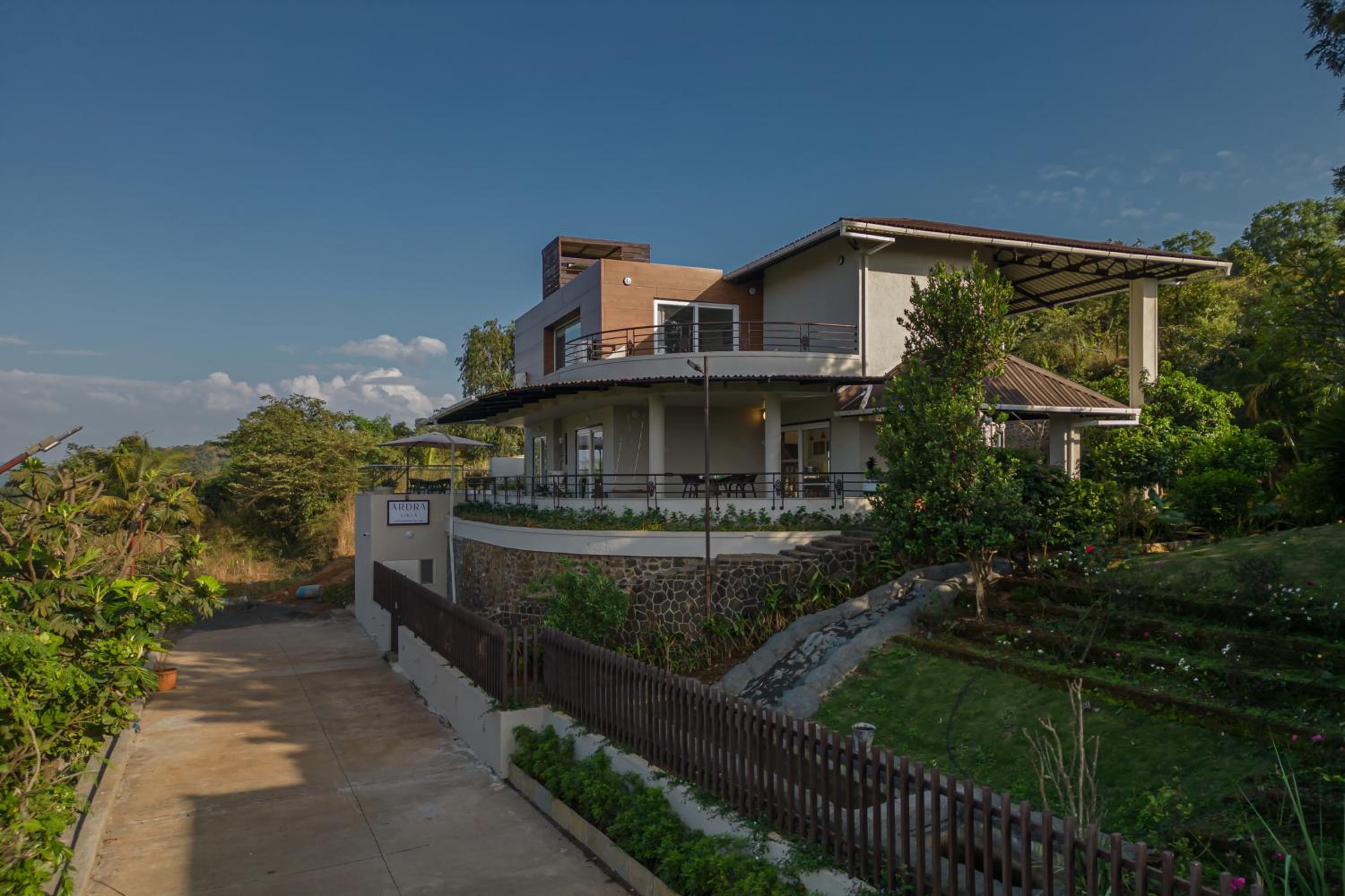 SaffronStays Kaleidoscope, 4BR heated pool villa in Mulshi